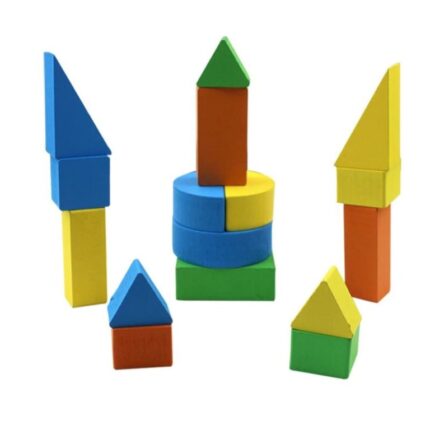 Le Puzzle préscolaire – Formes triangulaires colorées présente des blocs de bois vibrants empilés en tours et en maisons, présentant des triangles, des rectangles et des cylindres pour une touche ludique.