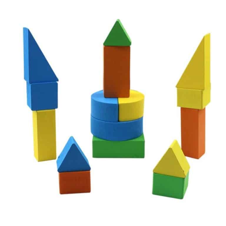 Le Puzzle préscolaire – Formes triangulaires colorées présente des blocs de bois vibrants empilés en tours et en maisons, présentant des triangles, des rectangles et des cylindres pour une touche ludique.