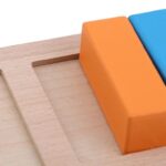 Un gros plan du Puzzle préscolaire – Formes rectangles colorés présente des rectangles en bois orange vif et bleu partiellement visible, idéaux pour les puzzles préscolaires.