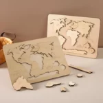 Le Puzzle du monde en bois Montessori repose sur la table, ses pièces complexes dispersées comme le délice d'une salle de classe Montessori, avec des espaces ouverts invitant les explorateurs à compléter ce voyage ludique du monde.