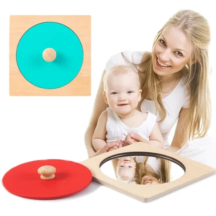 Une mère et son enfant sourient ensemble en explorant le Puzzle miroir en bois montessori, ses pièces vibrantes dispersées autour du petit miroir.