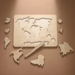 Le « Puzzle du monde en bois » Montessori présente une carte du monde avec des continents étiquetés et des icônes de transport, élégamment disposés sur une riche surface marron.