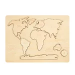 Le « Puzzle du monde en bois Montessori » est un puzzle de carte du monde en bois inspiré de Montessori comprenant des continents étiquetés et des icônes décoratives d'un avion et d'un navire, fabriqué dans un bois exquis.