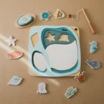 Le « Puzzle pêche en bois magnétique » est un jeu de pêche en bois avec des pièces magnétiques en forme de créatures marines, dont une étoile de mer, un poisson, une pieuvre et un crabe sur un plateau de puzzle marron.