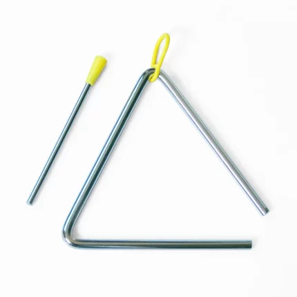 L'instrument de percussion Triangle de musique de 10 cm comprend un cadre en métal avec une boucle en caoutchouc jaune, associé à un percuteur en métal doté d'une pointe jaune assortie, présenté élégamment sur un fond blanc.