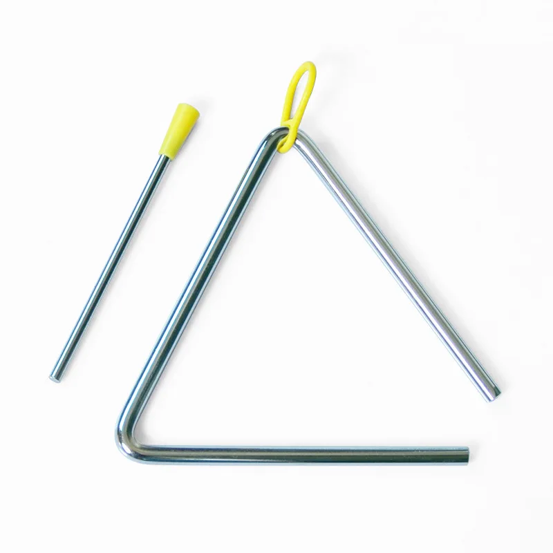 L'instrument de percussion Triangle de musique de 10 cm comprend un cadre en métal avec une boucle en caoutchouc jaune, associé à un percuteur en métal doté d'une pointe jaune assortie, présenté élégamment sur un fond blanc. L'instrument de percussion Triangle de musique de 10 cm comprend un cadre en métal avec une boucle en caoutchouc jaune, associé à un percuteur en métal doté d'une pointe jaune assortie, présenté élégamment sur un fond blanc.