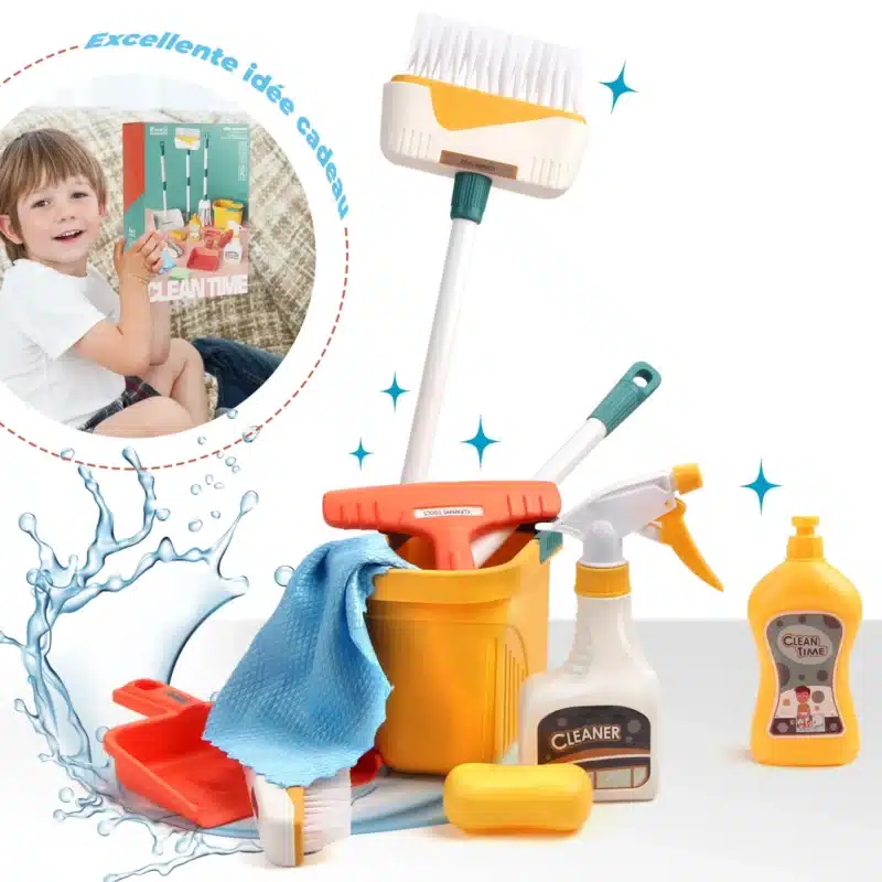 Le Set de Ménage pour Enfants - Imitation Nettoyage - 12 pièces comprend un balai, un vaporisateur, une éponge, un chiffon et des produits nettoyants. En arrière-plan, un garçon apprécie cet ensemble. L'inscription « Excellente idée cadeau » est disponible en français.