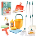 Ce set de ménage pour enfants - Imitation Nettoyage comprend 12 pièces : une serpillière, une brosse, une pelle, un vaporisateur, une éponge, une raclette, un flacon de lessive, un chiffon et un seau. Idéal pour les petits assistants, il est présenté dans un emballage joliment visible.