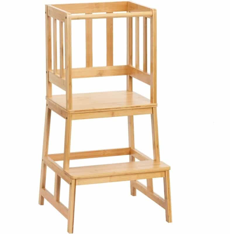 Le Tour d’observation Montessori est un escabeau en bois polyvalent doté de trois niveaux et d’une rambarde sur la plate-forme supérieure, parfait pour les jeunes explorateurs curieux.