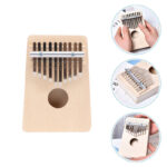 Un kalimba en bois avec 10 lames en métal est présenté, à côté de trois inserts circulaires représentant des mains tenant, jouant et accordant l'instrument.