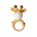 Anneaux de dentition Animaux – bois et crochet est un adorable hochet pour bébé en forme de girafe avec un corps crocheté jaune, un visage blanc et des taches brunes sur un anneau en bois, parfait pour les petits qui adorent les animaux et ont besoin d'anneaux de dentition apaisants.