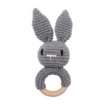 L'Anneau de dentition Animaux – bois et crochet est un charmant anneau de dentition en forme de lapin gris crocheté doté de longues oreilles et d'un manche en anneau en bois, idéal pour apaiser les gencives des tout-petits avec un design adorable et fonctionnel.