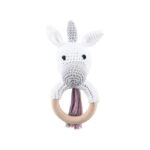 Découvrez les Anneaux de dentition Animaux – bois et crochet : un anneau de dentition licorne crocheté avec une tête, des oreilles et une crinière blanches et grises. Idéal pour les tout-petits qui découvrent la magie des anneaux de dentition.