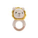 L'Anneaux de dentition Animaux de Bois et Crochet est un adorable hochet bébé lion crocheté, doté d'une poignée robuste en bois, idéale pour les petites mains. Alliant douceur et durabilité, il est parfait pour les bébés qui aiment les animaux.