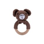 Les Anneaux de dentition Animaux – bois et crochet est un charmant hochet ours en peluche au crochet avec un anneau en bois lisse, idéal comme anneau de dentition.