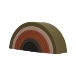 Des arches empilées dans des tons doux de vert, de marron et de noir forment un arc en ciel minimaliste aux tons terreux sur fond blanc, rappelant la simplicité Montessori.