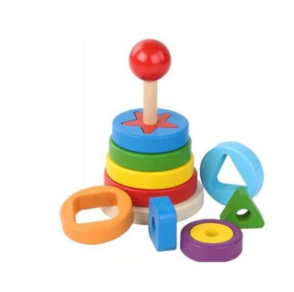 La « Pyramide de formes – Jouet encastrement en bois Montessori » comporte une tige en bois avec des anneaux en forme d'étoile, de cercle, de carré et de triangle dans des teintes vibrantes de rouge, vert, bleu, jaune, orange et violet.