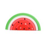 Quatre planches à découper semi-circulaires empilées au motif de pastèque, fabriquées en silicone, présentent des teintes vibrantes de vert, de blanc, de rouge et de rouge avec des graines noires - une palette Arc en ciel parfaite pour ajouter une touche ludique.