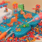 La "Boîte à outils Montessori munie d'une visseuse à piles" est un jeu de construction coloré avec des figurines de dinosaures en plastique, des boulons, des outils et une base en grille bleue pour assembler des pièces, idéal pour l'exploration créative.