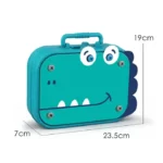 Cette valise à jouets bleue et verte sur le thème des dinosaures, la Boîte à outils Montessori munie d'une visseuse à piles, mesure 23,5 cm (l), 19 cm (h) et 7 cm (p). Son design en forme de visage souriant et sa poignée pratique facilitent son transport.