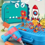 Un ensemble de jouets à outils Montessori dynamique comprend un étui bleu, une visseuse alimentée par batterie et des pièces de construction en forme de dinosaures, de fusées et plus encore.