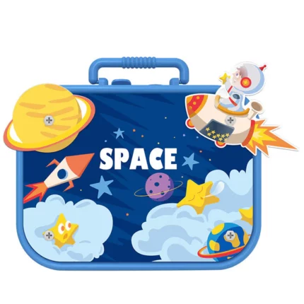 Une boîte à lunch bleue représentant un astronaute, des planètes, des étoiles et des fusées avec « ESPACE » bien en évidence encourage la créativité et l'exploration à l'heure du déjeuner. Inspiré de l'approche Boîte à outils Montessori munie d'une visseuse à piles.