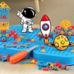 La Boîte à outils Montessori munie d'une visseuse à piles comprend une base bleue, des vis colorées et une clé à molette pratique pour un jeu sans fin. Elle représente un astronaute, une fusée et une planète de dessin animé pour inspirer le jeu imaginatif ; idéale pour les jeunes constructeurs qui explorent leur univers.
