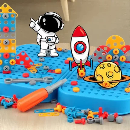 La Boîte à outils Montessori munie d'une visseuse à piles comprend une base bleue, des vis colorées et une clé à molette pratique pour un jeu sans fin. Elle représente un astronaute, une fusée et une planète de dessin animé pour inspirer le jeu imaginatif ; idéale pour les jeunes constructeurs qui explorent leur univers.