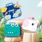 Trois valises vibrantes sont exposées à l'extérieur pour l'explorateur Montessori curieux : l'une présente des motifs spatiaux, une autre un visage de dinosaure ludique et la troisième une licorne magique.