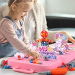 Un enfant s'amuse avec un jeu de perceuse coloré représentant des licornes et des robots sur un tableau rose. Cette expérience ludique est sublimée par la Boîte à outils Montessori munie d'une visseuse à piles, qui ajoute de la magie à chaque tour pour les jeunes constructeurs.