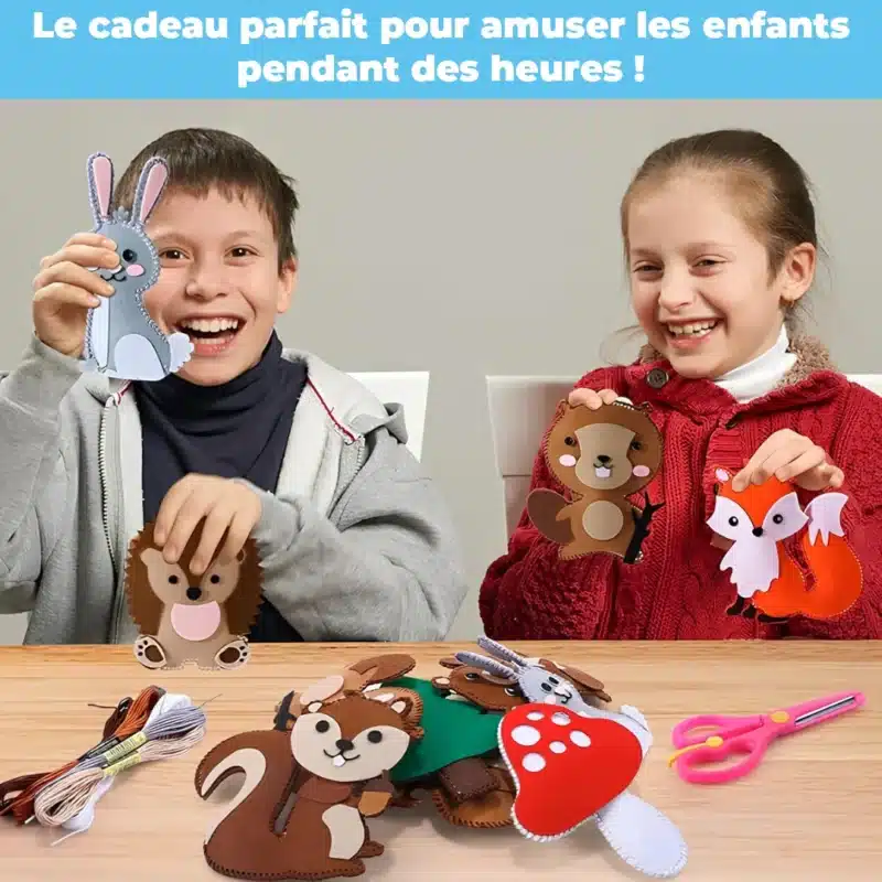 Deux enfants souriants tiennent des animaux en feutre sur une table. Divers accessoires, dont du fil, des ciseaux et d'autres outils, sont éparpillés un peu partout. Le texte en français présente ce bricolage comme un divertissement idéal pour les enfants.