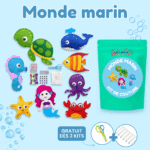 Kit de couture pour fabriquer des animaux marins en feutre, une sirène et des Porte-clés à Faire Soi-Même amusants, avec outils et matériel inclus. Présenté à côté d'un sac Kit de Couture Enfants turquoise étiqueté « Monde Marin Kit de Couture ».