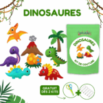 Emballage de kit de couture avec des figurines de dinosaures en feutre coloré, un volcan et des arbres. Présente des images de ciseaux, de fil et d'aiguilles. Le texte indique « Dinosaures Kit de Couture Enfants ». Idéal pour créer des porte-clés à faire soi-même animaux.