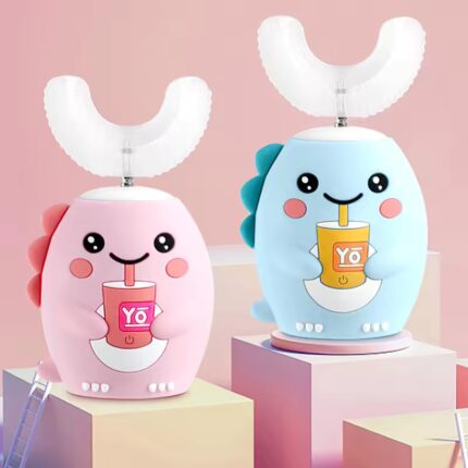 La U-Brosse, notre brosse à dent révolutionnaire en forme de U pour enfants, est présentée ici en deux modèles dinosaures colorés sur des blocs pastel. Découvrez la solution ludique pour le brossage des petits !.