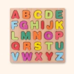 Planche de puzzle en bois avec des lettres majuscules colorées disposées en cinq rangées sur un fond clair.