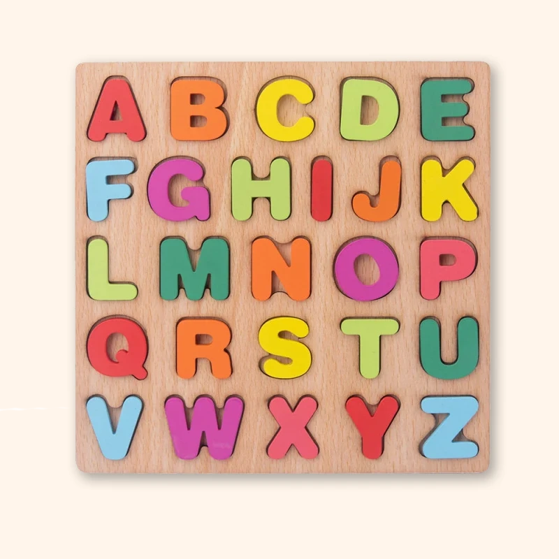 Planche de puzzle en bois avec des lettres majuscules colorées disposées en cinq rangées sur un fond clair.