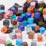 Un tas dispersé de petits cubes aux motifs de briques, de bois, de lave, de fleurs et de pierres, évoquant Mine Blocks, repose sur une surface blanche, capturant L'univers virtuel dans la vie réelle à travers le produit : Mine Blocks.